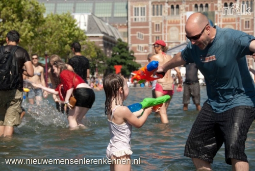 Eerste Nederlandse NMLK Splashmob (watergevecht) Amsterdam museumplein Eerste Nederlandse NMLK Splashmob (watergevecht) Amsterdam museumplein