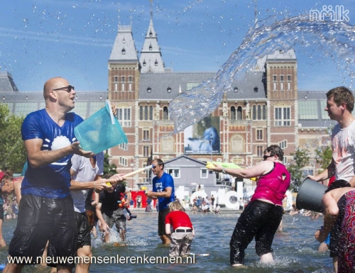 Eerste Nederlandse NMLK Splashmob (watergevecht) Amsterdam museumplein Eerste Nederlandse NMLK Splashmob (watergevecht) Amsterdam museumplein