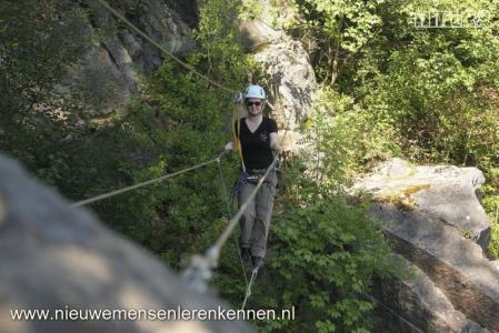 Met 70 nieuwe mensen (20 -45 jaar) all-inclusive in de Belgische Ardennen.