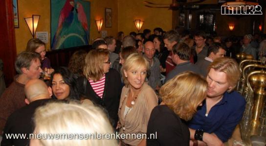Maandelijkse borrel met 150 nieuwe mensen in Amsterdam