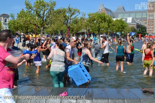 Een Splashmob op het museumplein in Amsterdam Een Splashmob op het museumplein in Amsterdam
