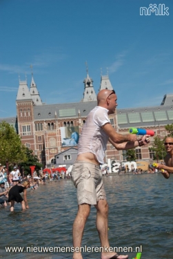 Een Splashmob op het museumplein in Amsterdam Een Splashmob op het museumplein in Amsterdam