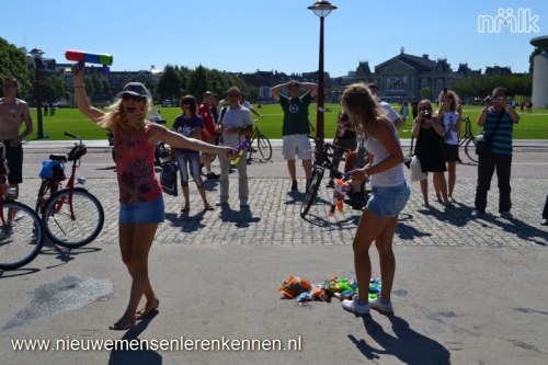 Een Splashmob op het museumplein in Amsterdam Een Splashmob op het museumplein in Amsterdam