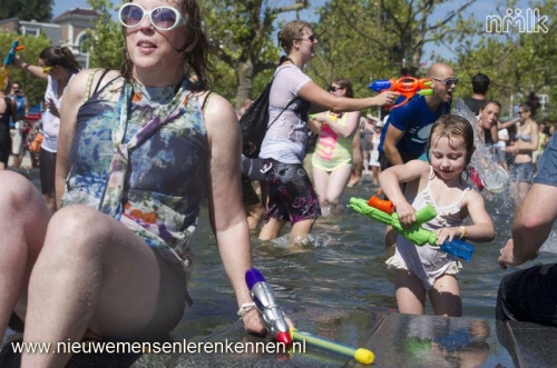 Eerste Nederlandse NMLK Splashmob (watergevecht) Amsterdam museumplein Eerste Nederlandse NMLK Splashmob (watergevecht) Amsterdam museumplein
