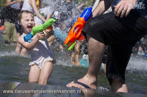 Eerste Nederlandse NMLK Splashmob (watergevecht) Amsterdam museumplein Eerste Nederlandse NMLK Splashmob (watergevecht) Amsterdam museumplein