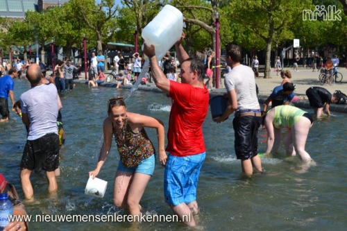 Eerste Nederlandse NMLK Splashmob (watergevecht) Amsterdam museumplein Eerste Nederlandse NMLK Splashmob (watergevecht) Amsterdam museumplein
