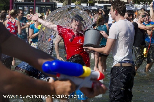 Eerste Nederlandse NMLK Splashmob (watergevecht) Amsterdam museumplein Eerste Nederlandse NMLK Splashmob (watergevecht) Amsterdam museumplein