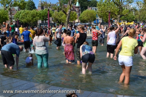 Een Splashmob op het museumplein in Amsterdam Een Splashmob op het museumplein in Amsterdam