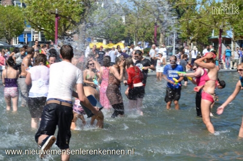 Eerste Nederlandse NMLK Splashmob (watergevecht) Amsterdam museumplein Eerste Nederlandse NMLK Splashmob (watergevecht) Amsterdam museumplein